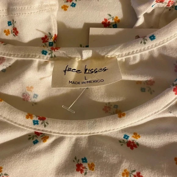 Woman’s short sleeved white & floral print cold shoulder top - Picture 4 of 7